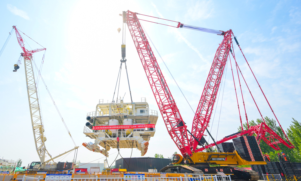6月11日，由中国铁建所属的中铁十四局承建的济南市黄岗路穿黄隧道项目“山河号”盾构机首件开始吊装下井，拉开了全球在建最大直径泥水盾构机下井组装的序幕，为盾构机始发掘进重大节点目标的实现奠定了基础。图为吊装作业现场。