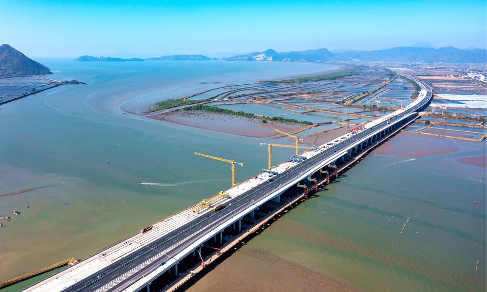 深汕西高速改扩建项目起于广东省汕尾市陆丰市，止于深圳市龙岗区，全长约146公里，是广东省目前里程最长的高速公路改扩建项目。长沙湾跨海特大桥全长2108米，采用“先新建右幅新桥，再拆除既有特大桥重建左幅”的施工方案，大桥右幅已于2023年3月22日建成通车。本次合龙的左幅主跨为(47.5+2*83+47.5)米预应力混凝土连续刚构布置形式，采用挂篮悬臂分段浇筑施工，共浇筑混凝土5651立方米。