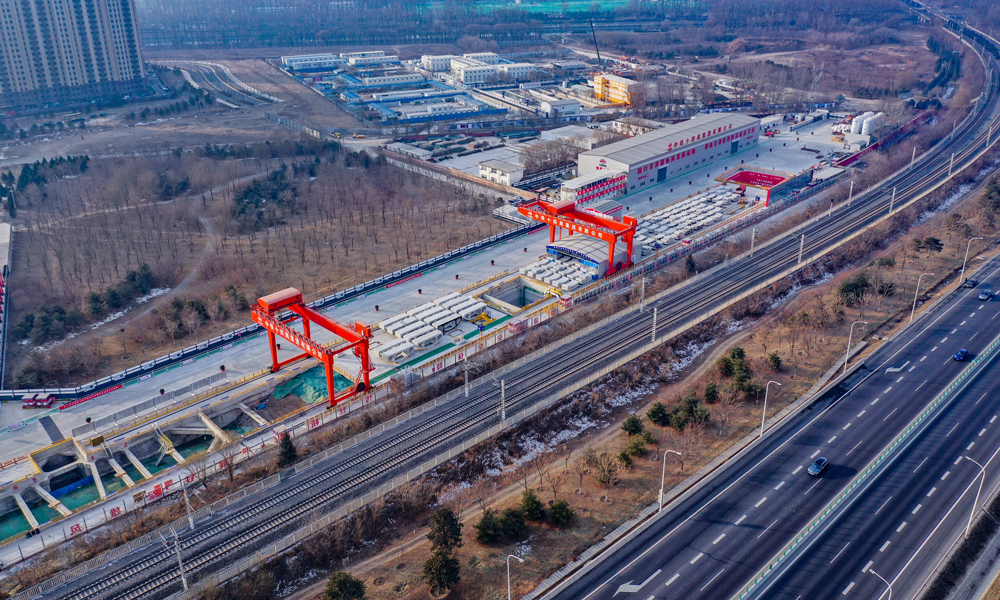 春节期间，由中国铁建所属中铁十四局承建的京唐城际铁路运潮减河隧道正常掘进。该隧道是北京地区目前直径最大的高铁隧道，使用直径13.3米盾构机“京通号”开挖。中铁十四局京唐城际铁路八标项目的200名建设者坚守岗位，与这台总长约138米、总重量约3200吨的“巨无霸”一起跨年。图为京唐城际铁路项目航拍。