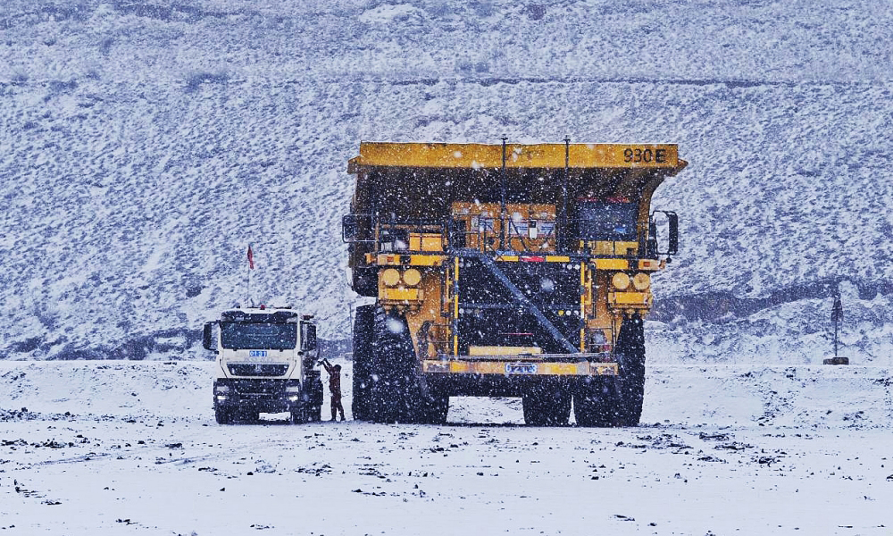 准能集团哈尔乌素露天煤矿针对雨雪天气作业，加强职工生产现场安全教育。职工严格执行冰雪泥泞路面标准化作业流程，在保证安全的前提下，全力生产。