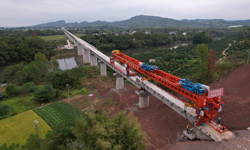 瑞梅铁路全线最长桥梁——绵水特大桥架设完成