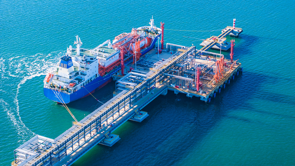 全国首次绿色LNG燃料加注在长兴岛完成