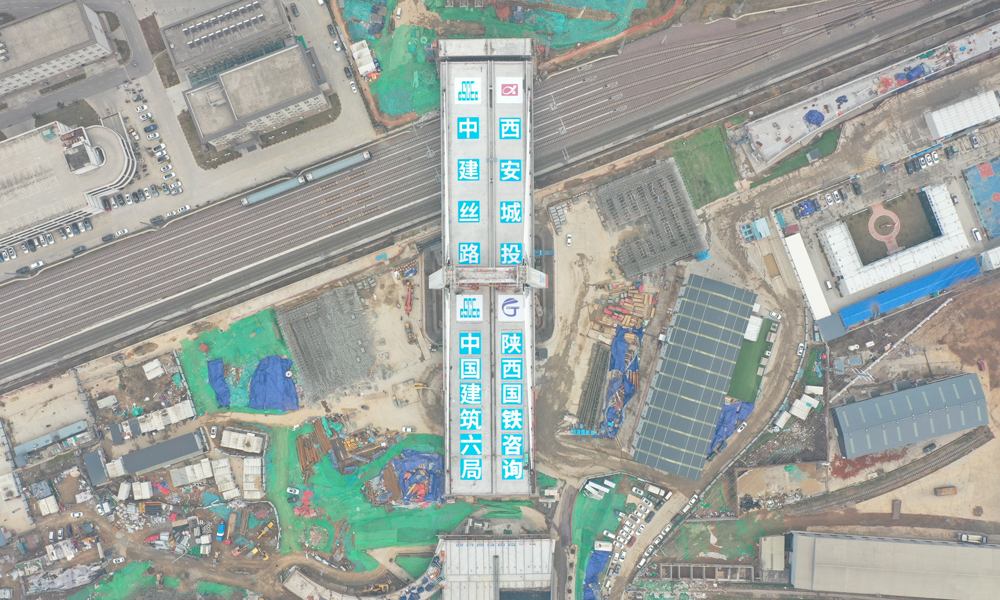 近日，由中国建筑旗下中建六局、中建丝路承建的西安幸福路北延伸工程超大型独塔斜拉桥，经过120分钟逆时针旋转，顺利跨越陇海铁路，成功实现69.45度转体，创国内多向不对称斜拉桥转体重量之最。
