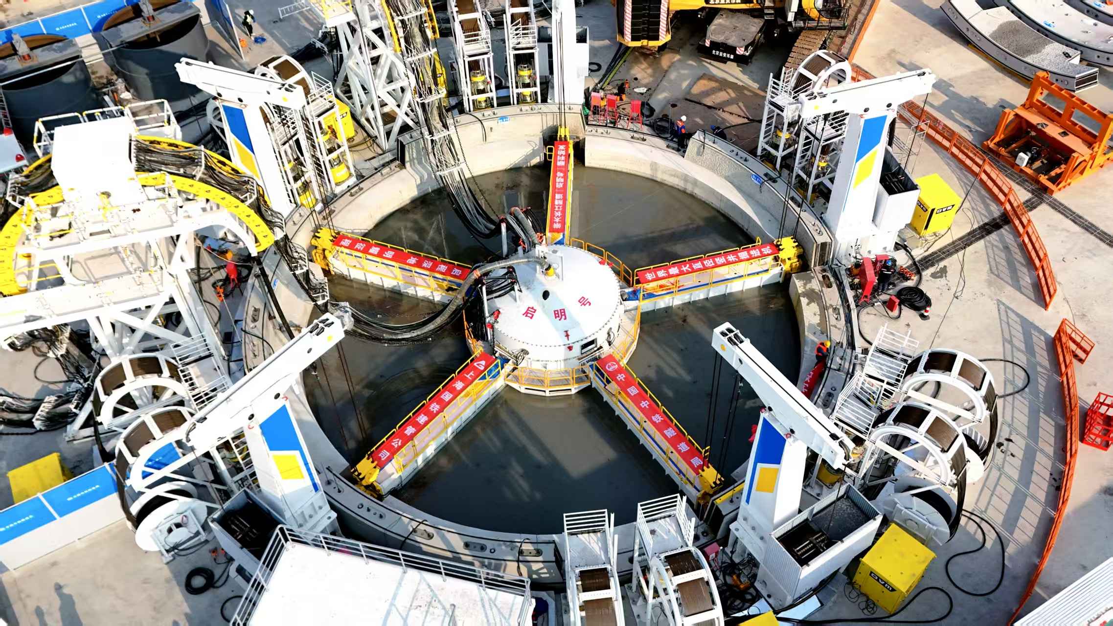 “启明号”竖井掘进机在崇太长江隧道始发