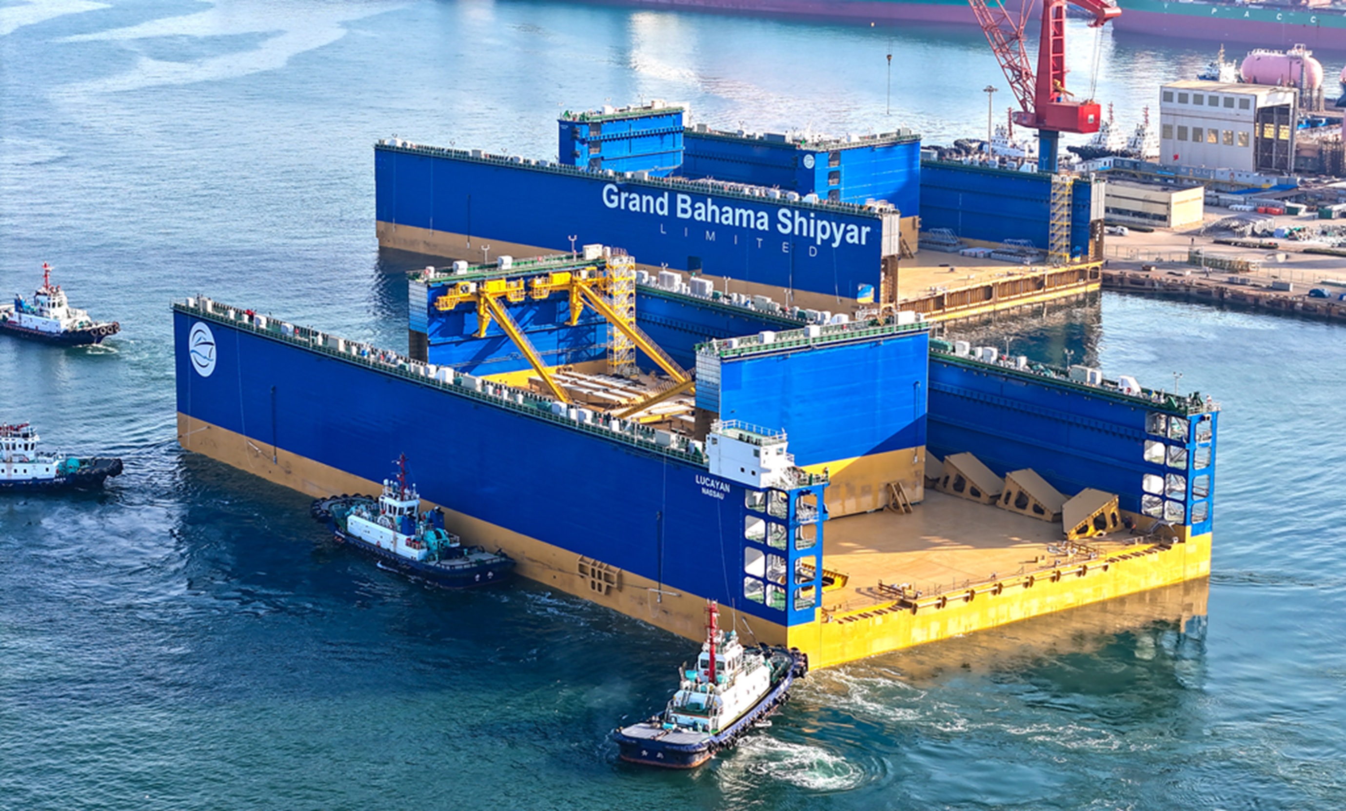 中国船舶建造的12万吨举力浮船坞启运