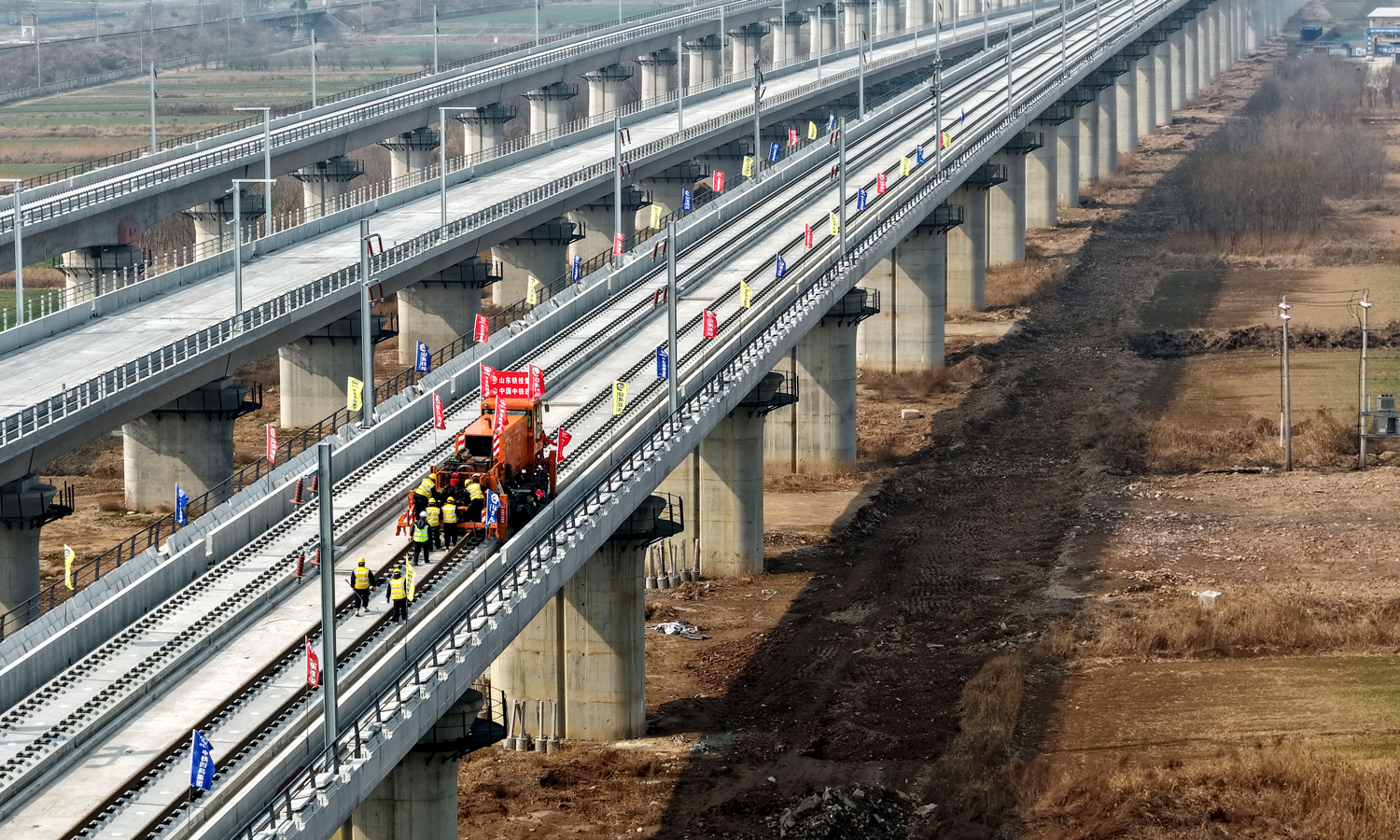 济滨高铁正式进入全线铺轨作业阶段