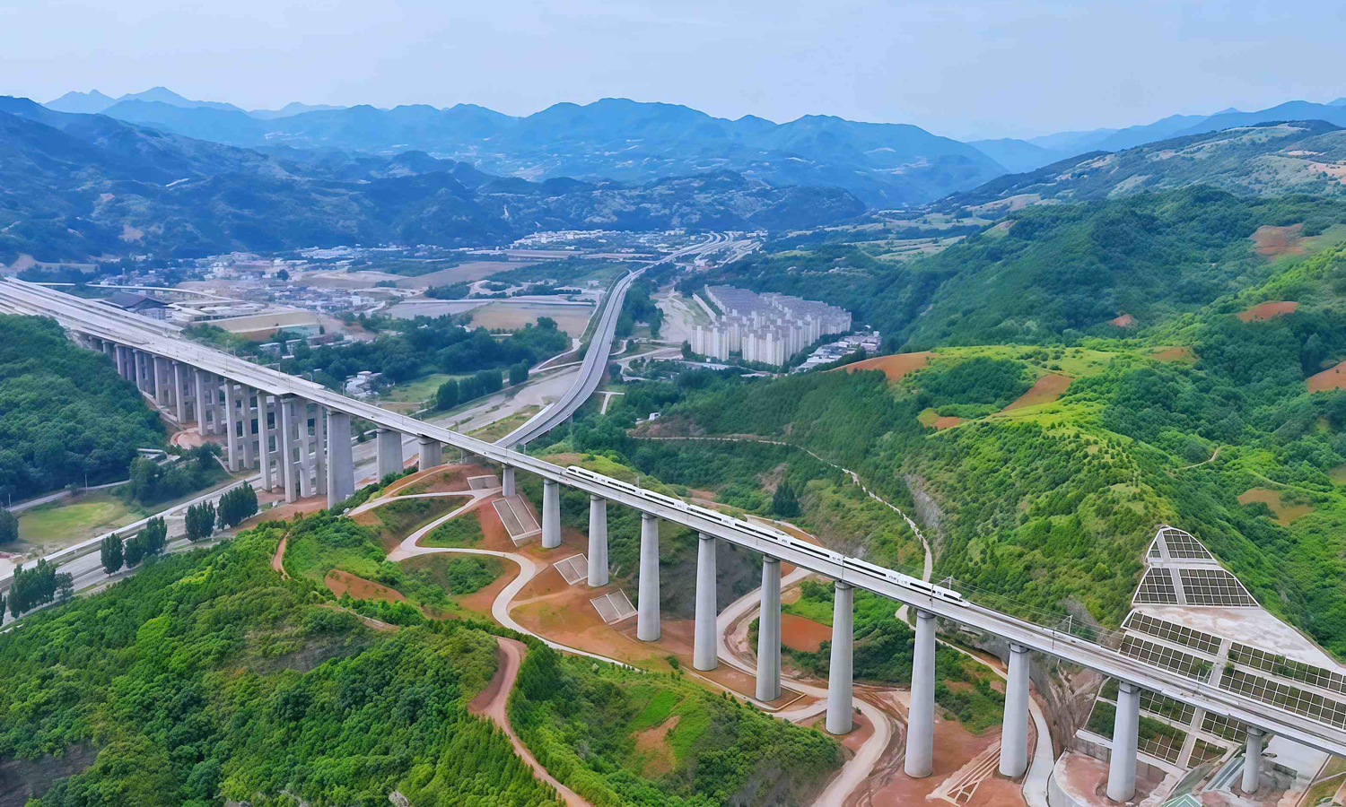 西十高铁开通运营