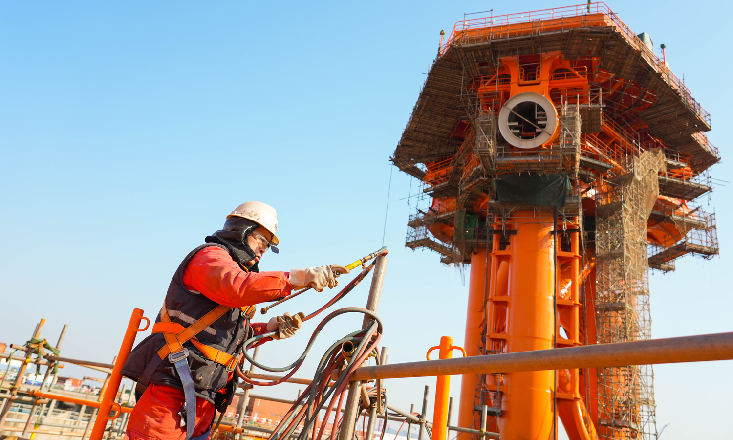 合拢作业现场，铆工进行气焊割枪的准备工作。