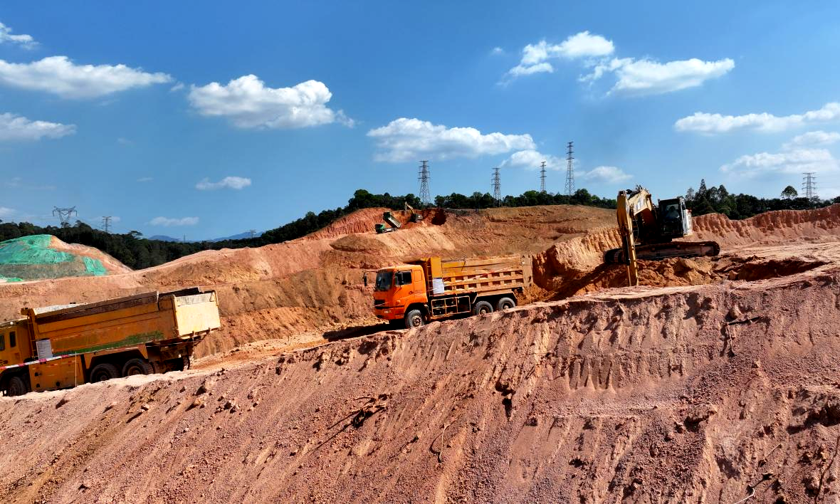 藏粤直流工程深圳中部换流站施工现场，挖掘机轰鸣作业，自卸车往来穿梭，项目正全力推进“三通一平”工程的土方开挖，为后续建设筑牢坚实基础。
