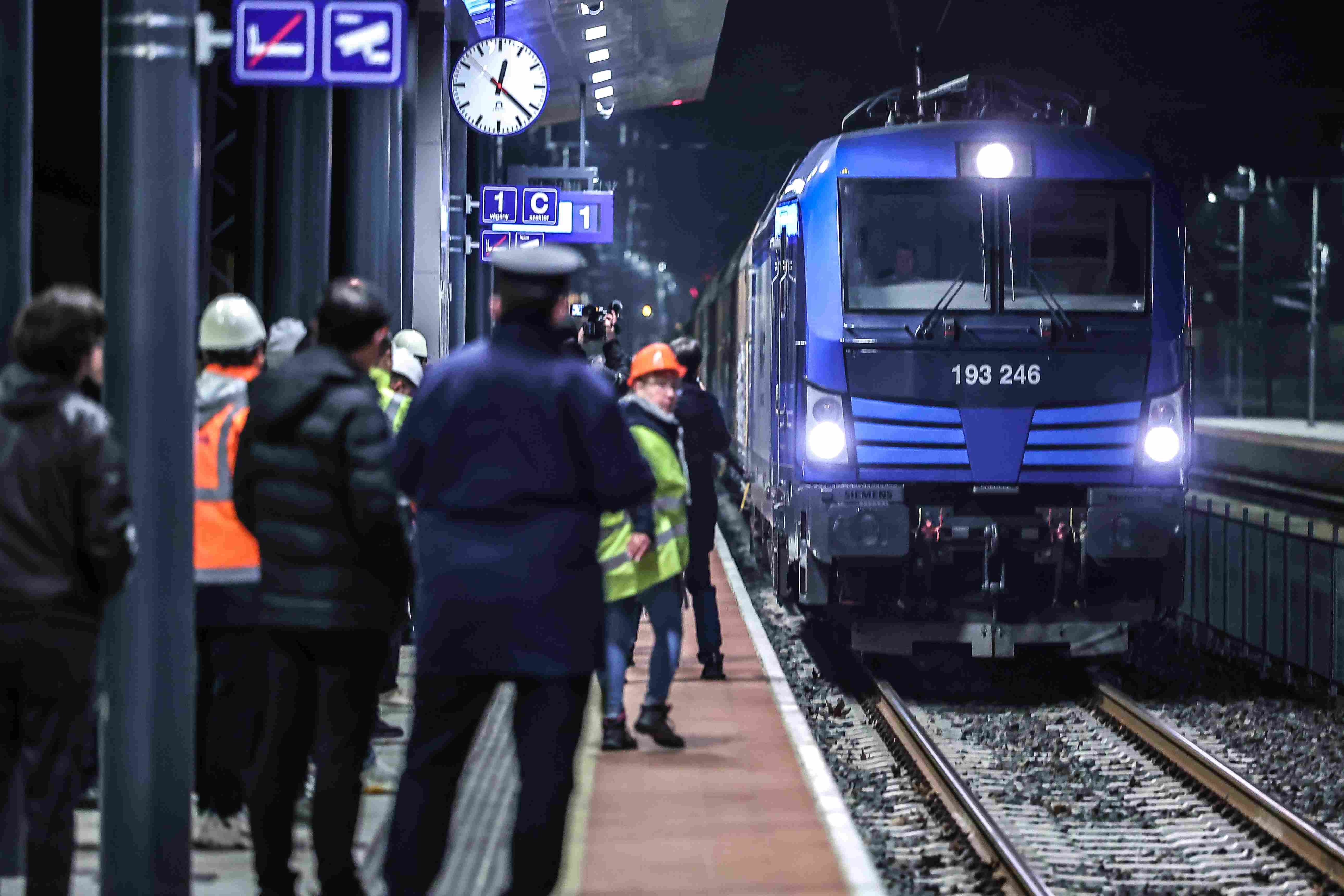 一列货运列车从匈牙利首都布达佩斯费伦茨城火车站驶出，标志着中国中铁与匈牙利本地企业联合承建的匈塞铁路匈牙利段正式开启货运运输。匈塞铁路匈牙利段全长约158.6公里，为客货共线电气化铁路，项目于2022年2月进入土建工程施工阶段。