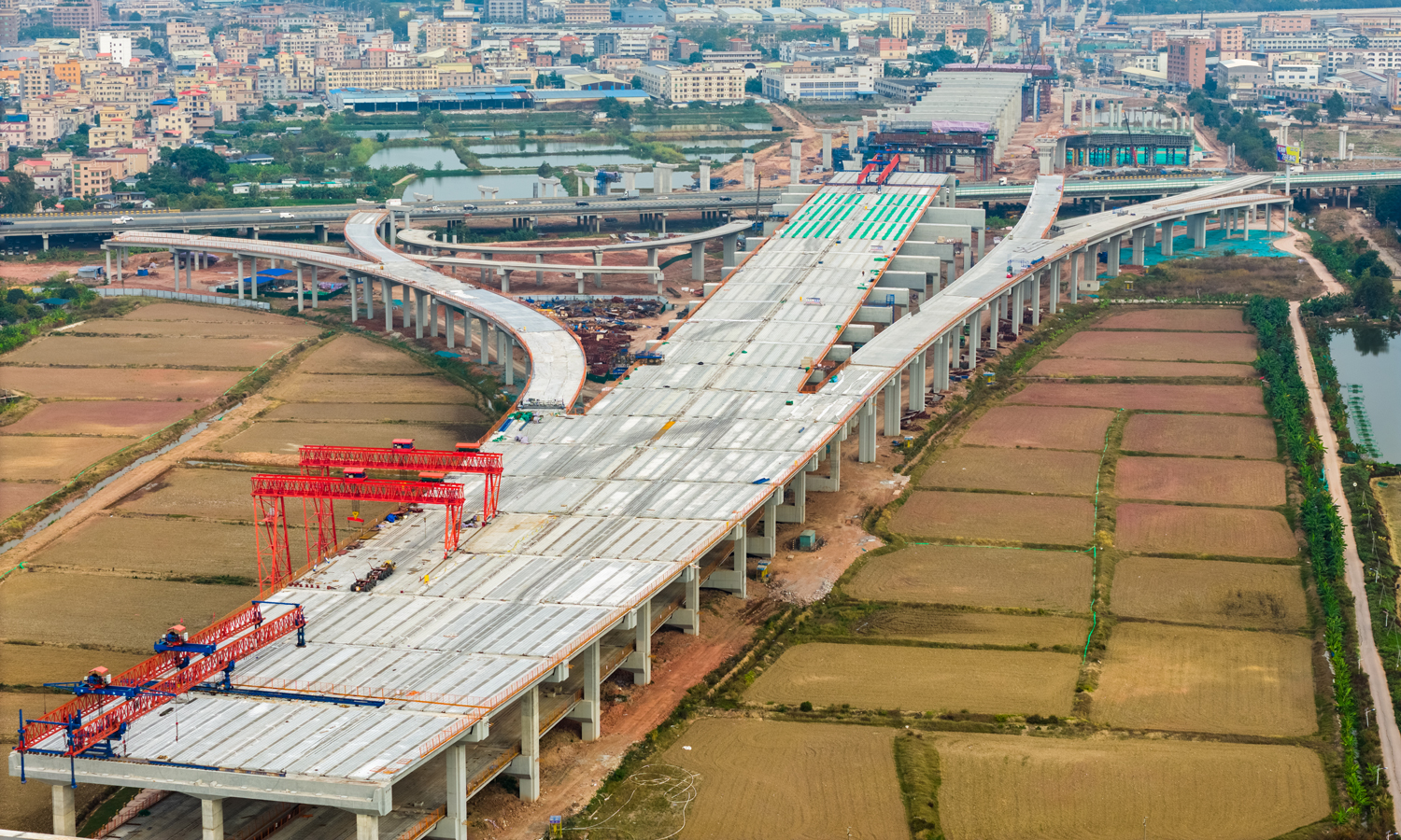 狮子洋通道施工现场机械轰鸣，各工序紧凑高效推进。建设团队抢抓一季度黄金施工期，目前整体进度已完成66%。该项目作为粤港澳大湾区重要跨江通道，建成后将联动虎门大桥、深中通道，完善区域交通体系，助力大湾区“1小时交通圈”加快形成。