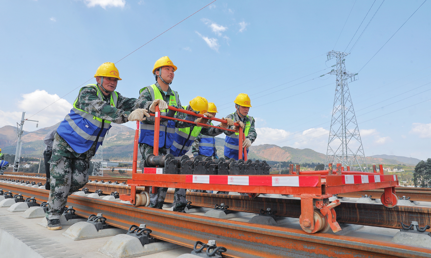 渝昆高铁是我国“八纵八横”高铁网中京昆通道的重要组成部分，全长近700公里，其中云南段长达388.6公里。渝昆高铁全线建成通车后，昆明至重庆的行车时间将压缩至两个半小时左右，进一步推动区域经济高质量发展。图为铺轨施工现场。