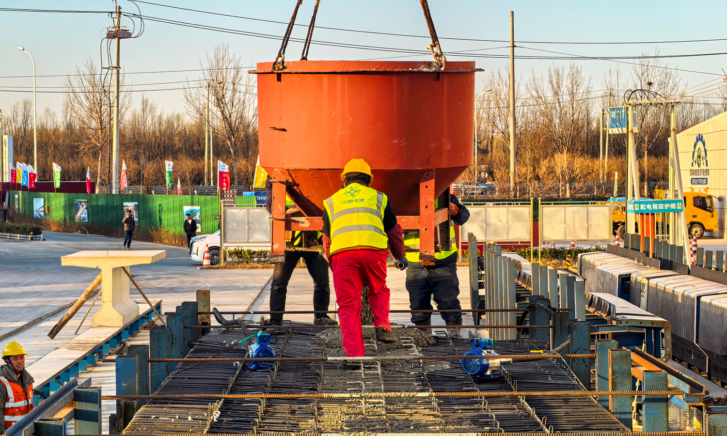 京津塘高速（天津段）改扩建工程建设现场。
