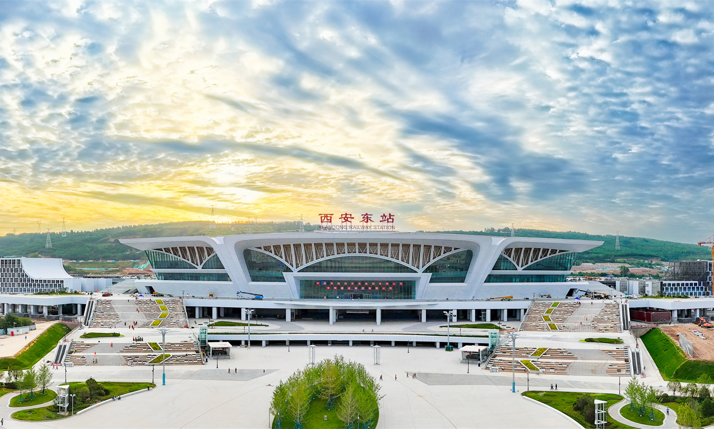 近日，随着西安东站高架候车室铺装的全面完成，由中国铁建等单位建设的西安东站正式全面亮相，成为“十五五”开局之年国内亮相的首座大型铁路站房。图为西安东站航拍。