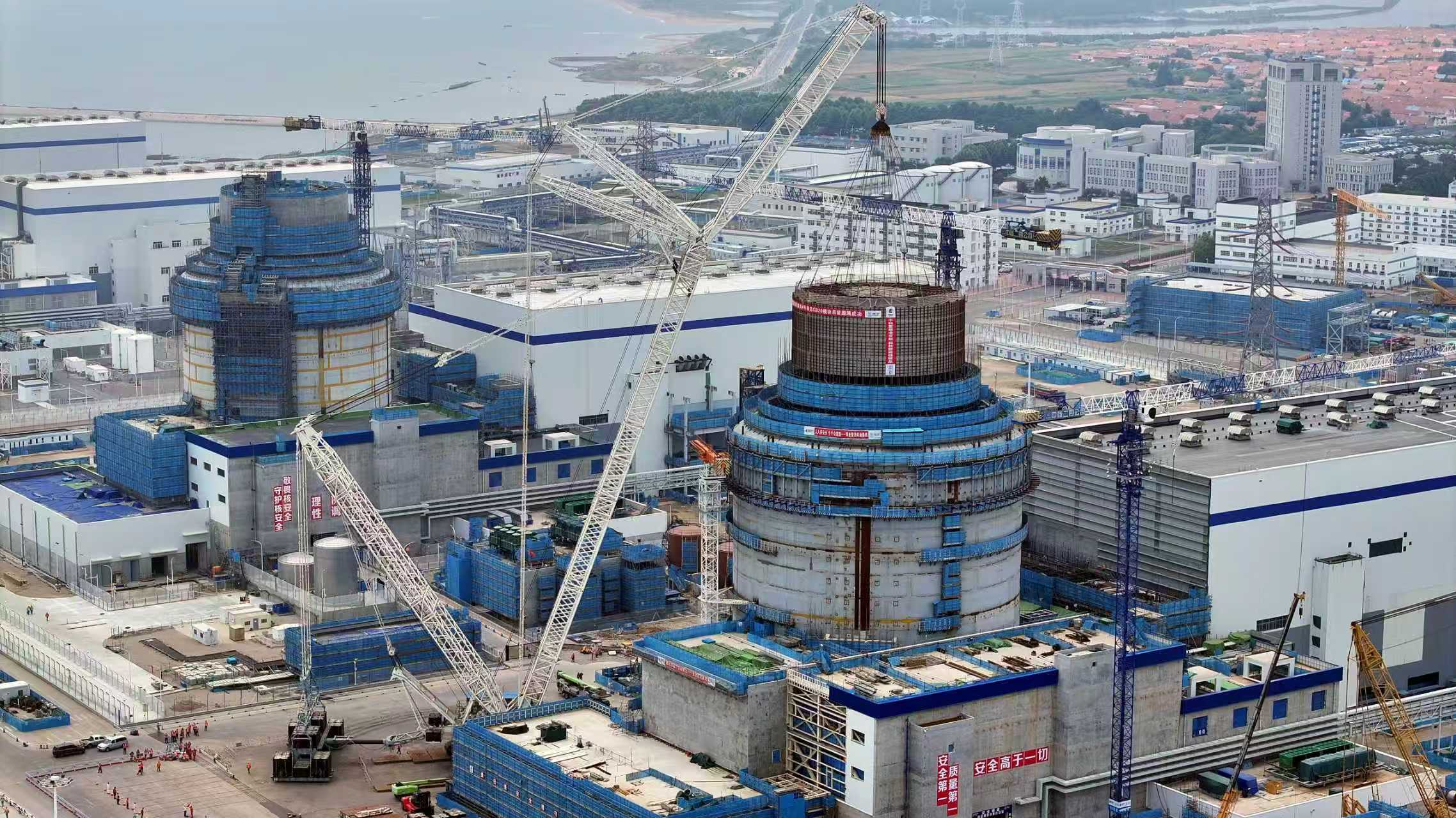 近日，国家电投海阳核电二期工程最后一个大型模块——4号机组CB20模块吊装就位，海阳核电二期工程全面进入安装、调试阶段。
