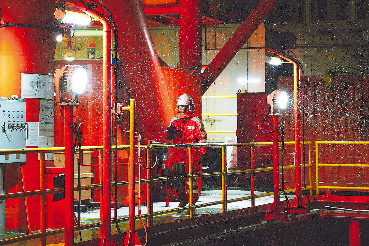 旅大16-3油田夜班操作人员在雪中巡检。