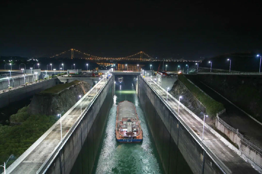 三峡船闸过闸货运量达17.6亿吨 “黄金水道”促沿江经济带发展