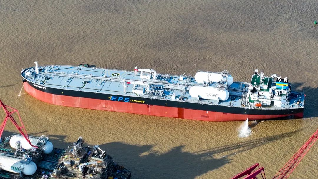 全球首艘苏伊士型LNG双燃料油船交付