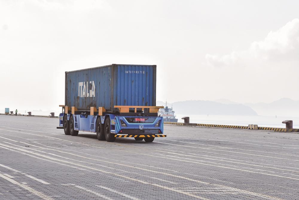  The third generation of "Infinite Star" port trucks are in operation at Xiamen Ocean Container Terminal.jpg