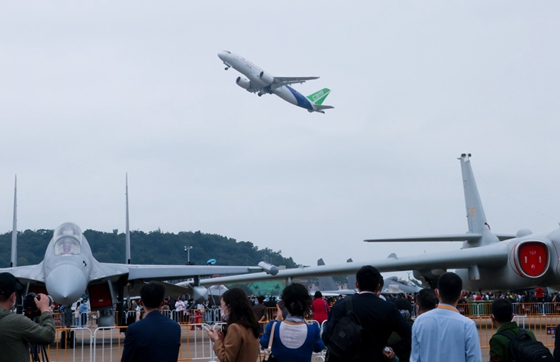 C919大型客机和ARJ21医疗机首次亮相中国航展