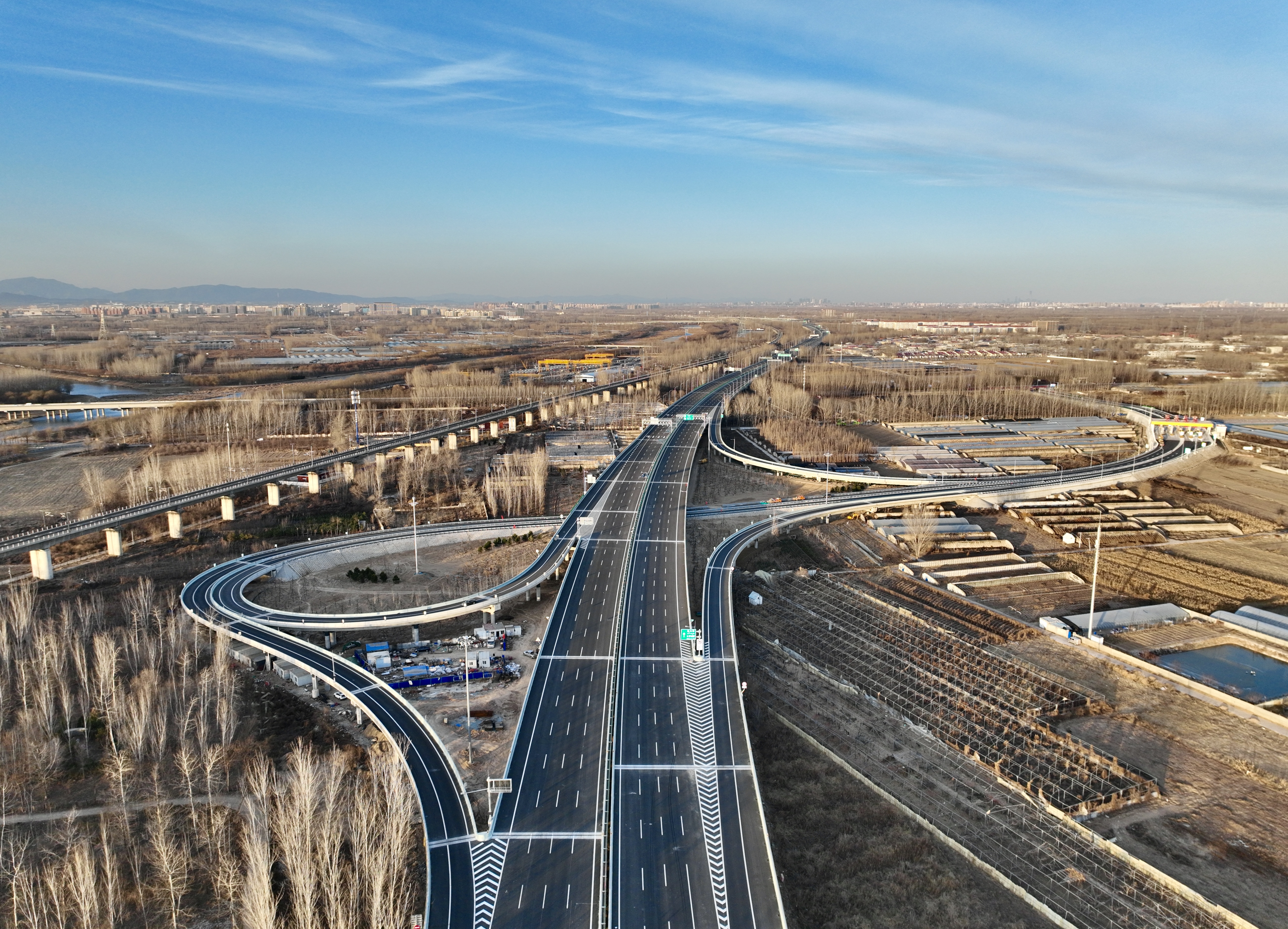 中国中铁投资、建设、运营的京雄高速（北京段）六环至市界段通车运营