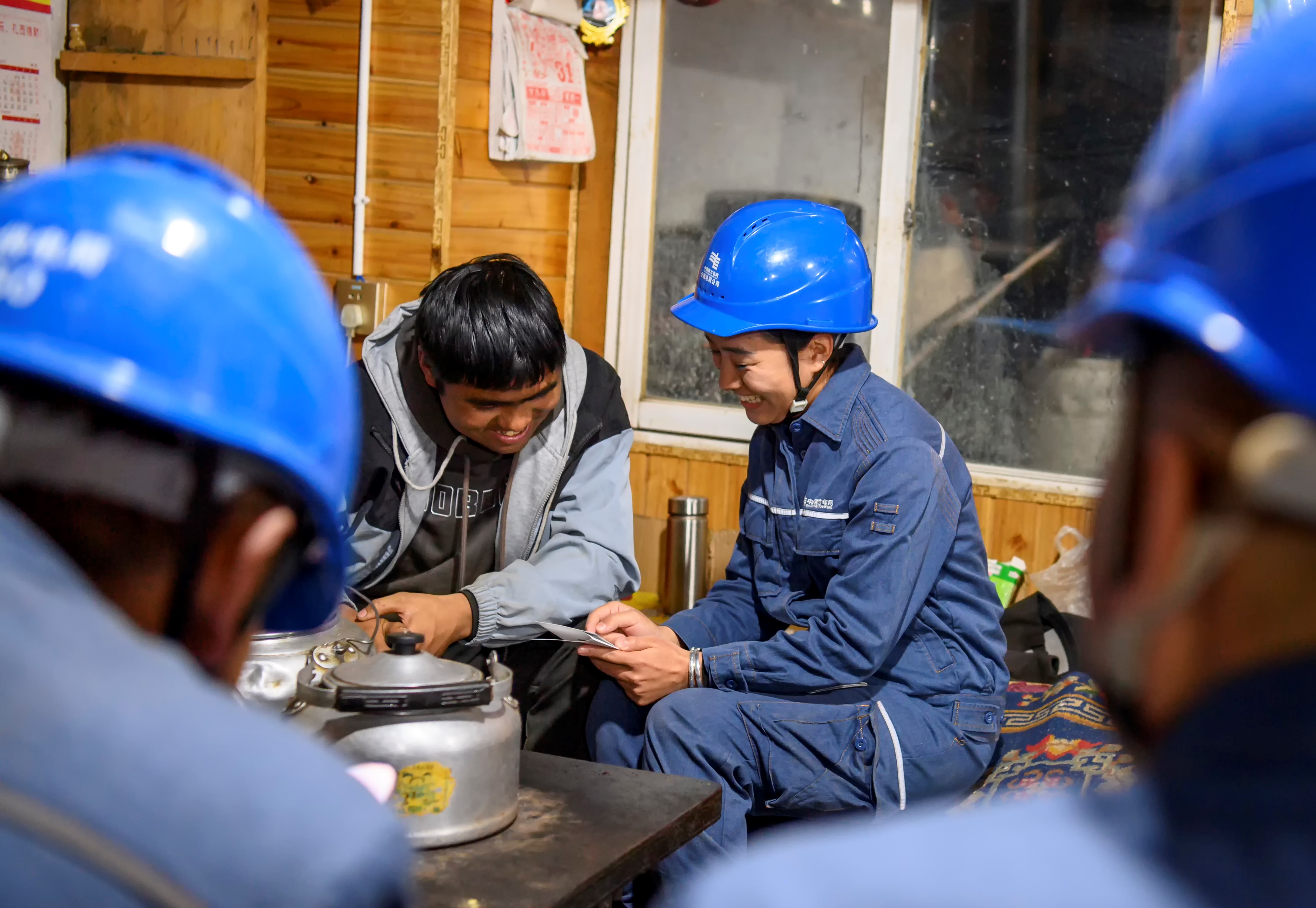 月9日，供电员工在为村民格茸扎史讲解冬季安全用电注意事项。 南网传媒全媒体记者 周志旺 摄.jpg