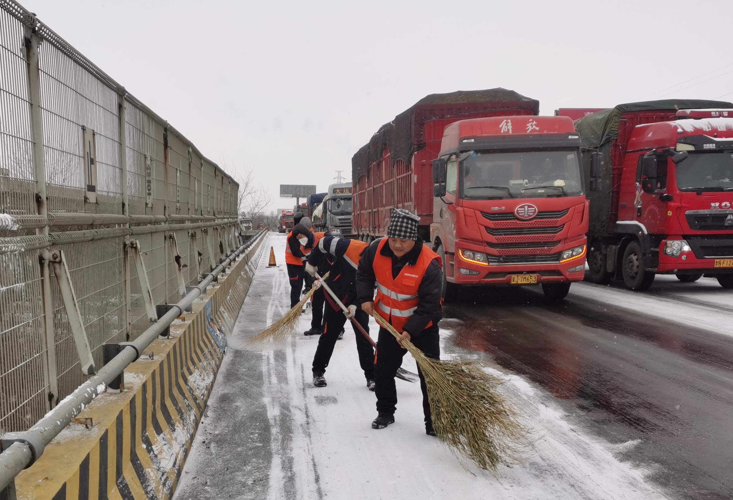 王西泽带头清理公路上跨桥积雪.jpg