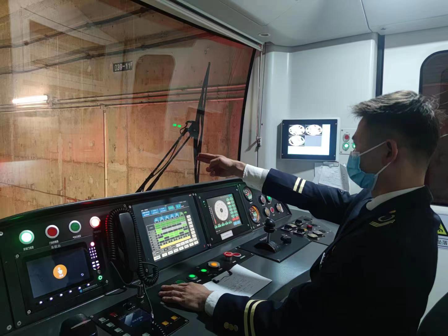 南昌地铁3号线电客车司机胡拿文正在驾驶列车.jpg