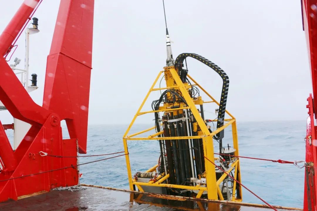 刷新纪录！中国五矿自主研制的深海岩心取样钻机取得重大突破