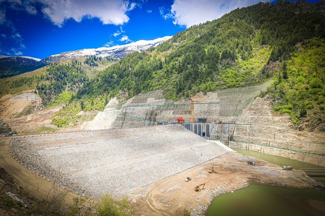 中国能建投资建设的的巴基斯坦苏吉吉纳里水电站大坝封顶