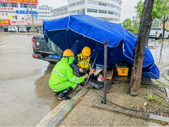 BOB真人官方战暴雨 保通讯！华夏搬动前进抗击台风“海葵”最火线(图4)