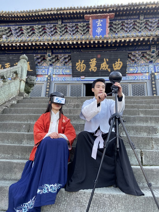 游客通过佩戴VR眼镜全沉浸式体验武当山的各处美景.png
