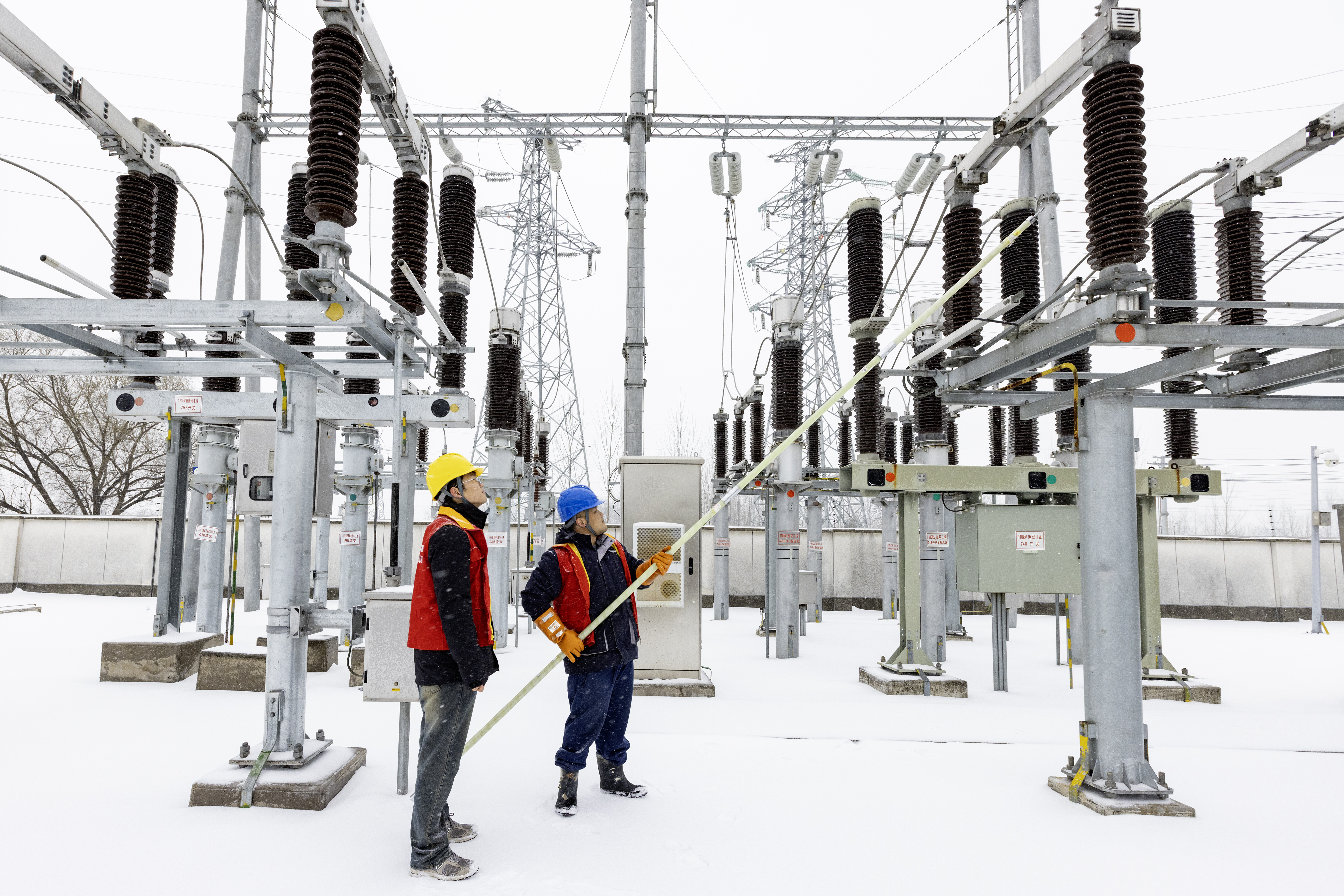 安徽亳州供电公司员工在110千伏双沟变电站进行设备巡视、除冰。.jpg