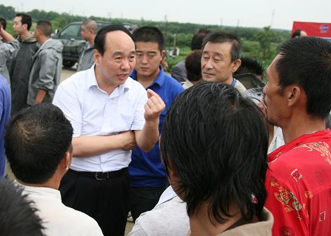 中国二重第一时间赶赴广汉列车坠河现场