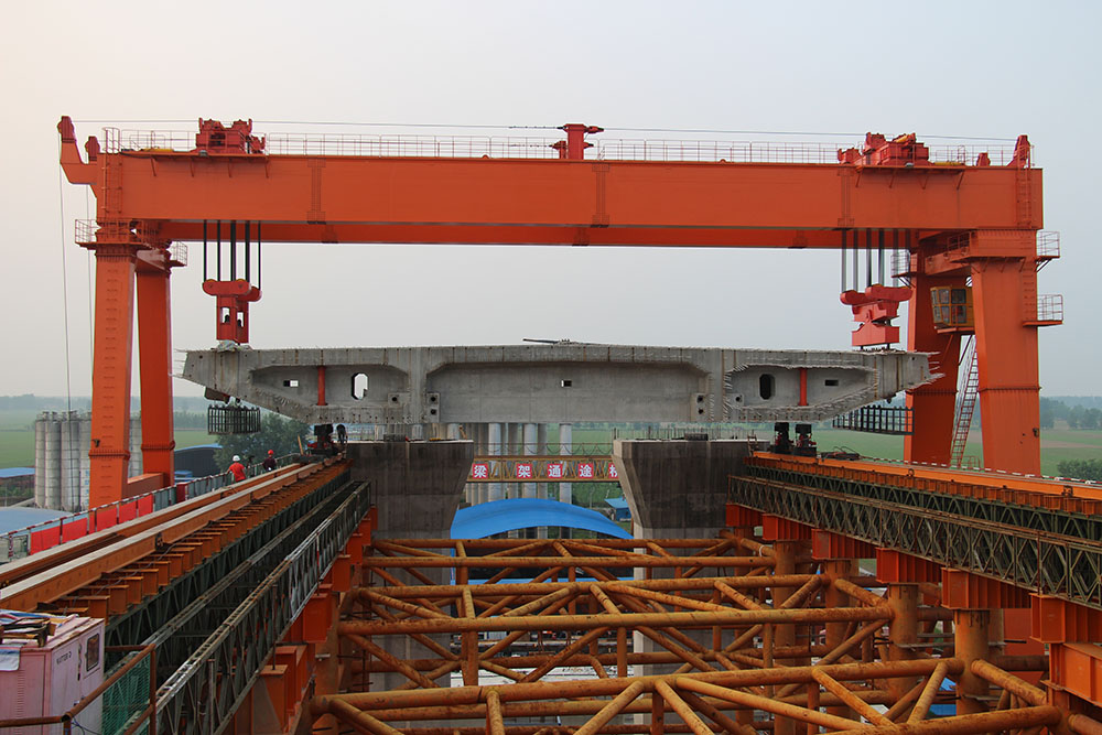 世界级大跨度石首长江大桥北边跨首片箱梁吊装