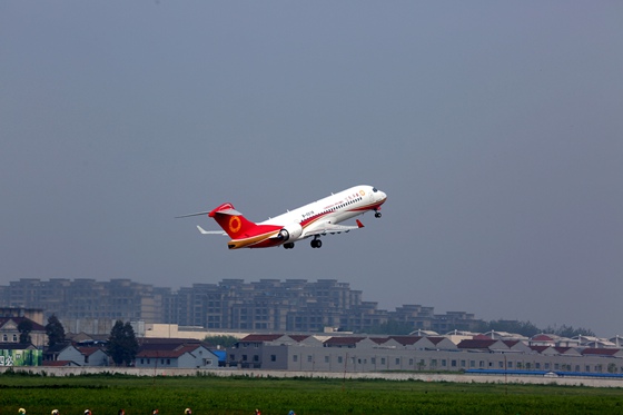 中国商飞首次两种型号C919及ARJ21国产喷气