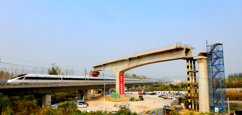 首个跨京沪高铁转体桥成功转体 由中国铁建承