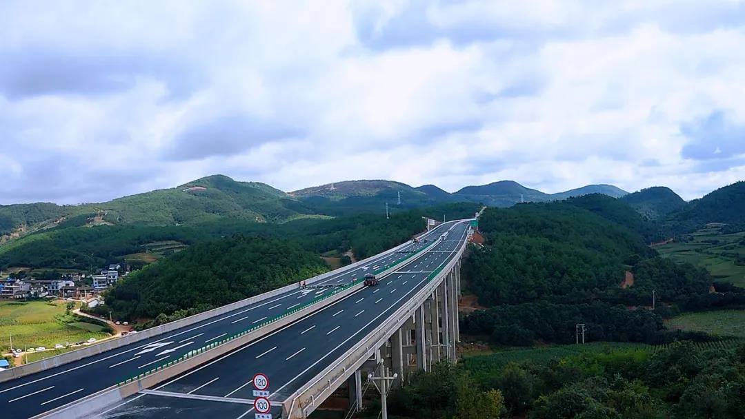 云南三条高速公路集中通车