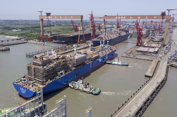 深圳市属国企第一艘LNG运输船顺利出坞下水