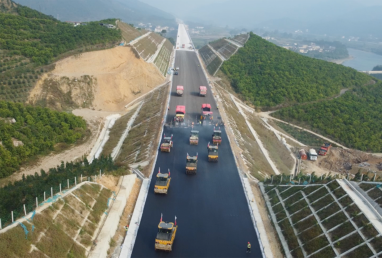 桂柳高速公路改扩建工程项目大干快上.png