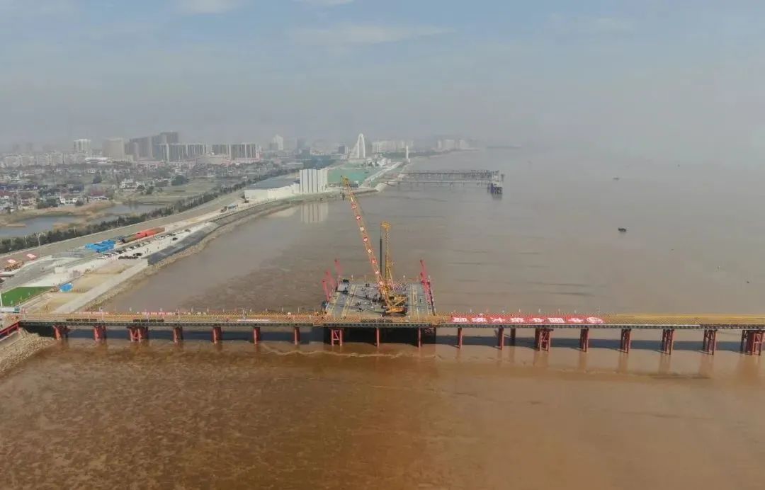 杭州湾跨海铁路桥海上首桩开钻施工现场.jpg