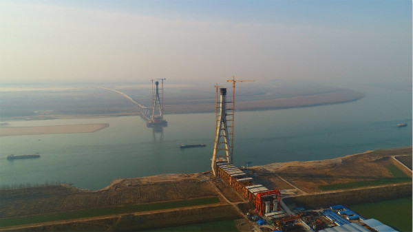 湖北石首长江公路大桥北岸主塔成功封顶 预计2019年底建成通车
