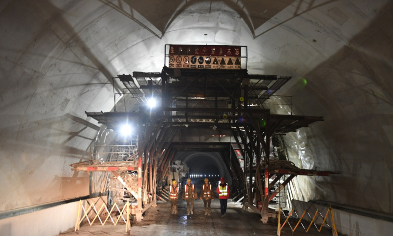 济阳高速公路是豫晋两省对接的重要省际通道，计划于2019年年底建成通车。图为12月25日拍摄的隧道施工现场。（新华社记者 朱祥 摄）