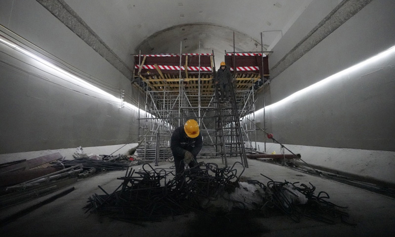 2022年北京冬奥会延庆赛区综合管廊即将贯通。图为12月28日，中国铁建十四局的工人在位于北京延庆的隧道内施工。（新华社记者 邢广利 摄）