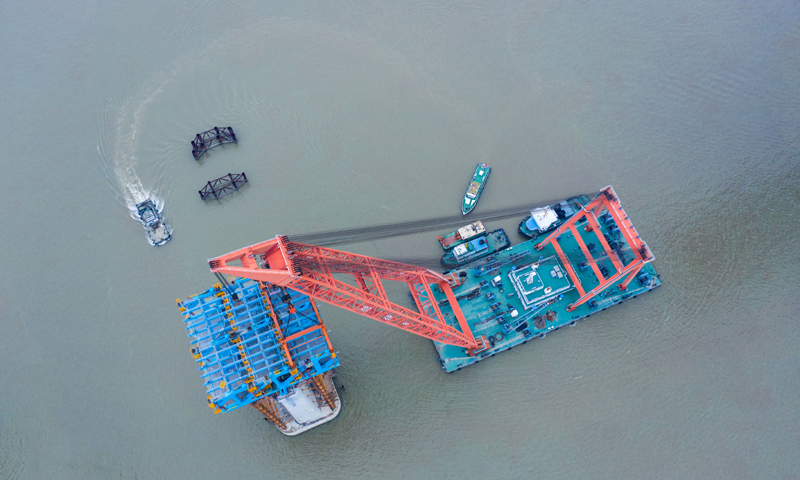 图为1月29日，无人机拍摄的沪通长江大桥27号辅助墩第3段节间钢梁吊装施工现场。