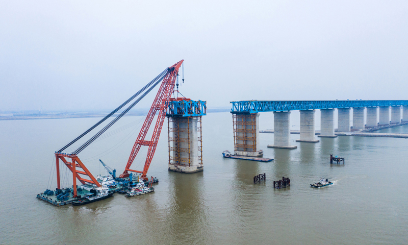 图为1月29日，无人机拍摄的沪通长江大桥27号辅助墩第3段节间钢梁吊装施工现场。