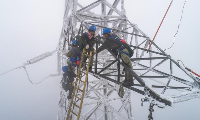 图为2月12日，国网武汉市黄陂区供电公司工作人员在进行抢修作业。（新华社记者 肖艺九 摄）