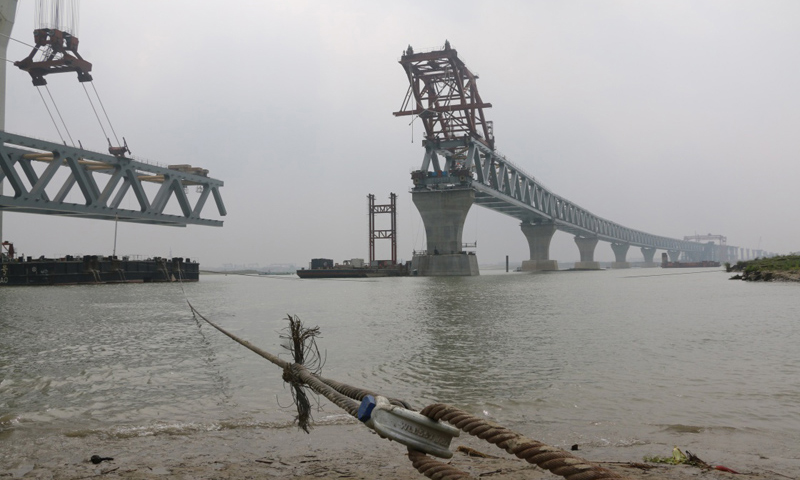 2月20日，由中铁大桥局集团有限公司承建的孟加拉国帕德玛大桥项目完成主桥第七跨钢梁的架设工作，至此帕德玛大桥主桥的第一公里桥身呈现在世人面前。图为2月20日，中国建造的万吨级中心架梁起重船“天一号”将总重超过3000吨的钢梁架设到桥墩上。新华社发（段永红 摄）