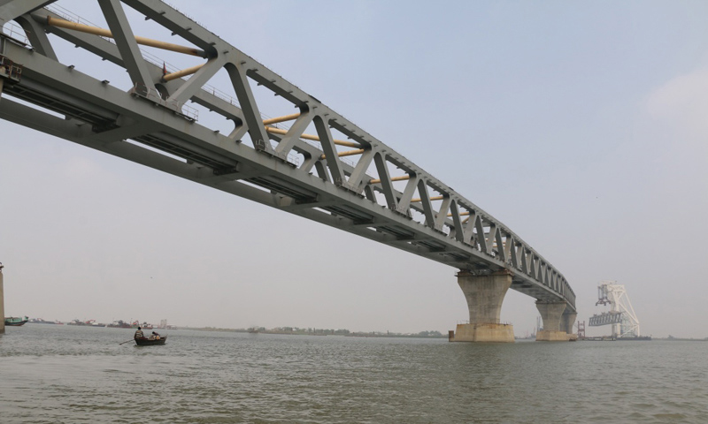 图为2月20日，在孟加拉国帕德玛河上，中国建造的万吨级中心架梁起重船“天一号”将总重超过3000吨的钢梁架设到桥墩上。新华社发（段永红 摄）