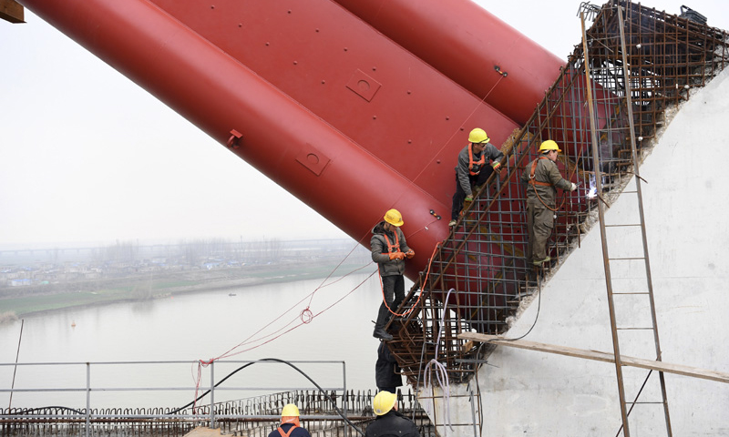 图为2月27日，施工人员为商合杭铁路跨淮河特大桥钢管拱提升合龙做施工准备。（新华社记者 刘军喜 摄）